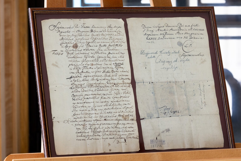 Fotografija 33: Handover ceremony of replica of Sigismund of Luxembourg Roma Decree to the House of European History