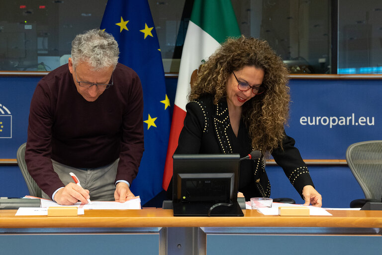 Fotografija 2: 29th meeting of the Joint Parliamentary Committee EU - Mexico : Signature agreement