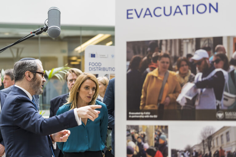 Nuotrauka 1: Opening ceremony of the exhibition 'Saving Ukrainians in War Times – Evacuation and Emergency Supplies by the Federation of Jewish Communities of Ukraine, with the support of the European Commission' with Roberta METSOLA, EP President