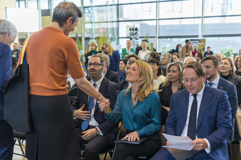 Nuotrauka 11: Opening ceremony of the exhibition 'Saving Ukrainians in War Times – Evacuation and Emergency Supplies by the Federation of Jewish Communities of Ukraine, with the support of the European Commission' with Roberta METSOLA, EP President