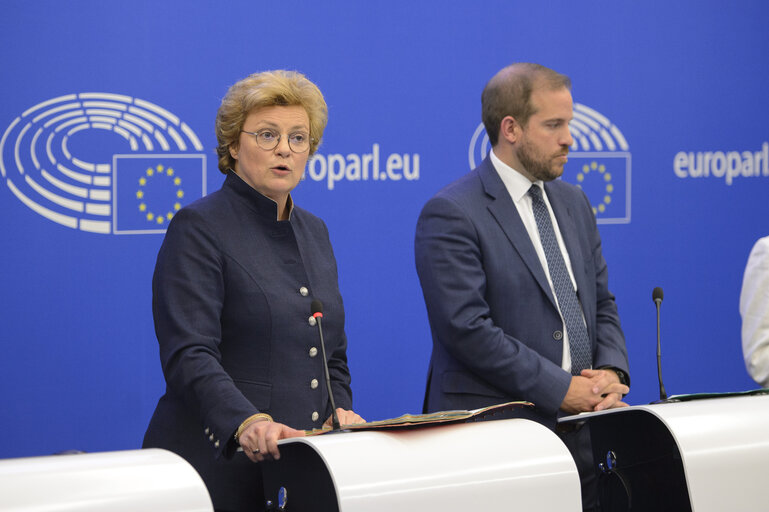 Zdjęcie 4: Press conference on Commission's discharge for the financial year 2021, including the Recovery and Resilience Facility (RRF)