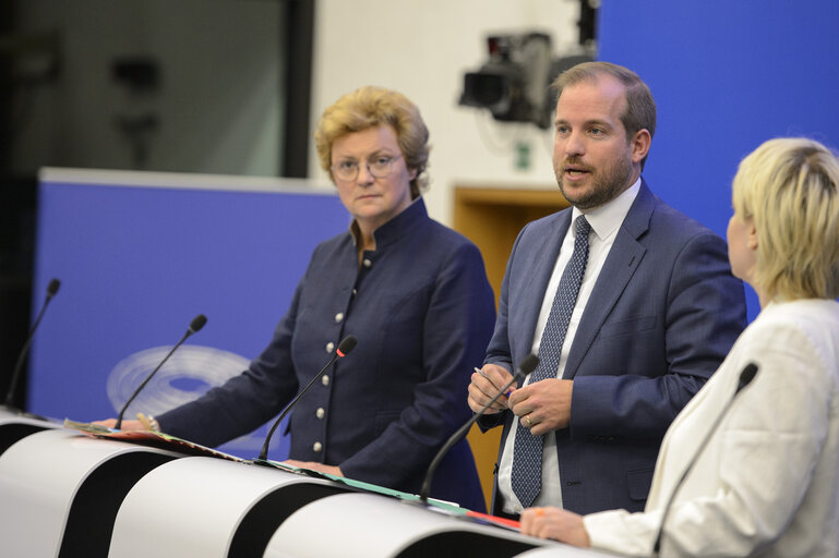 Fotografie 6: Press conference on Commission's discharge for the financial year 2021, including the Recovery and Resilience Facility (RRF)