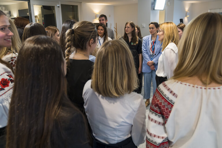 Zdjęcie 6: Roberta METSOLA, EP President meets with  Ukrainian Trainees