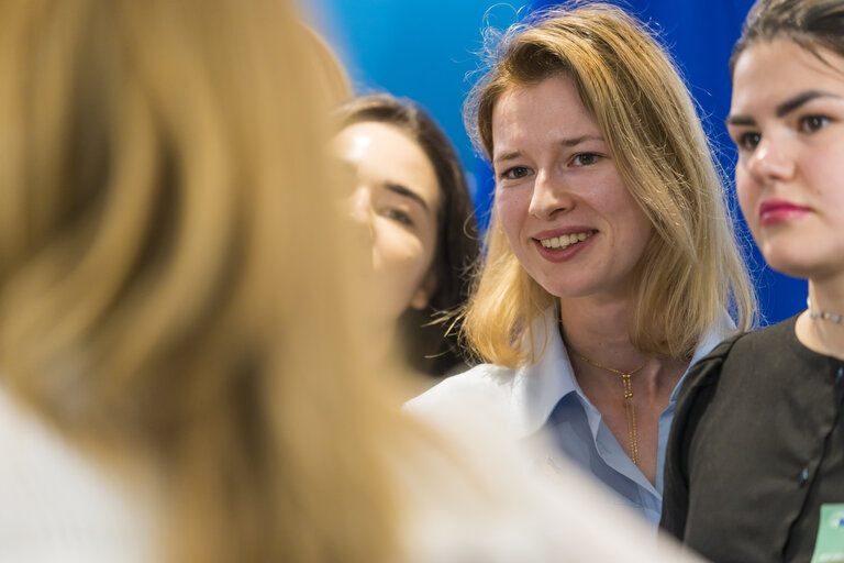 Zdjęcie 2: Roberta METSOLA, EP President meets with  Ukrainian Trainees