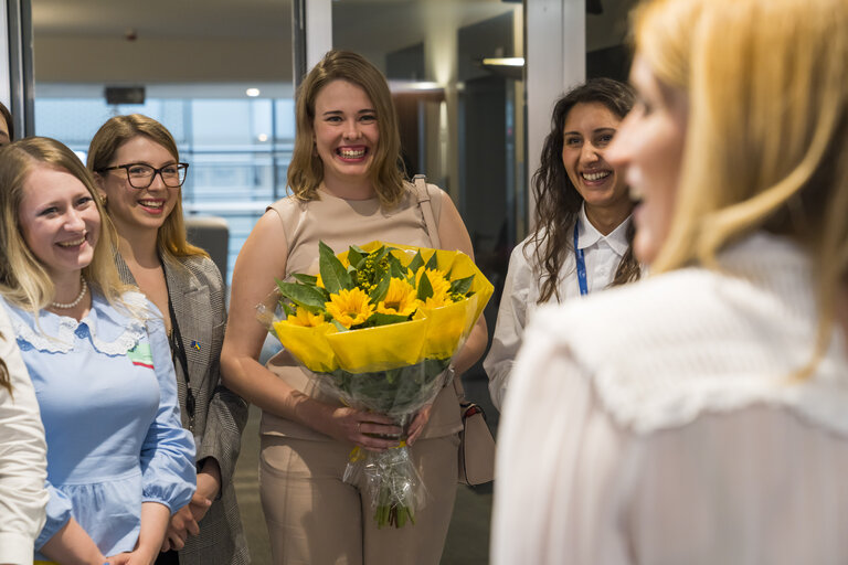 Zdjęcie 7: Roberta METSOLA, EP President meets with  Ukrainian Trainees