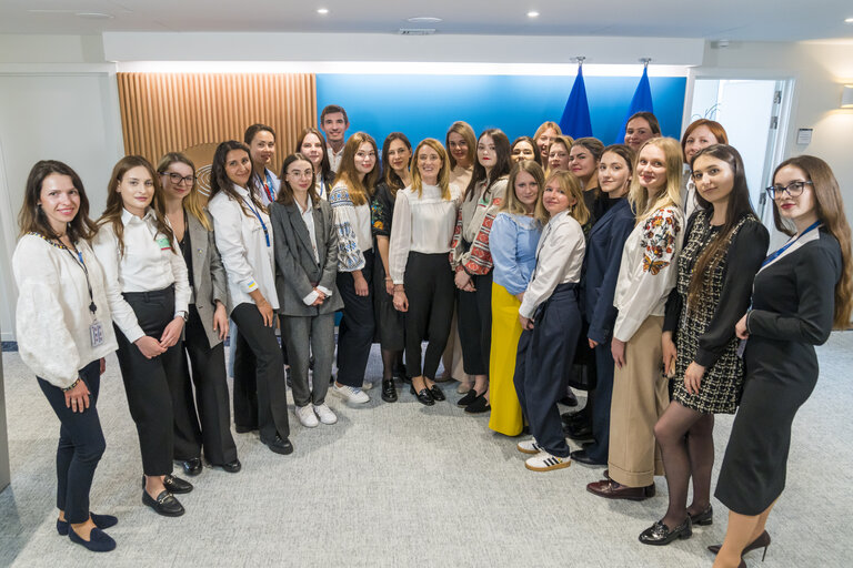 Zdjęcie 3: Roberta METSOLA, EP President meets with  Ukrainian Trainees