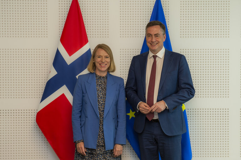 Fotografia 3: David McALLISTER meets with Anniken HUITFELDT, Norway's Minister of Foreign Affairs.