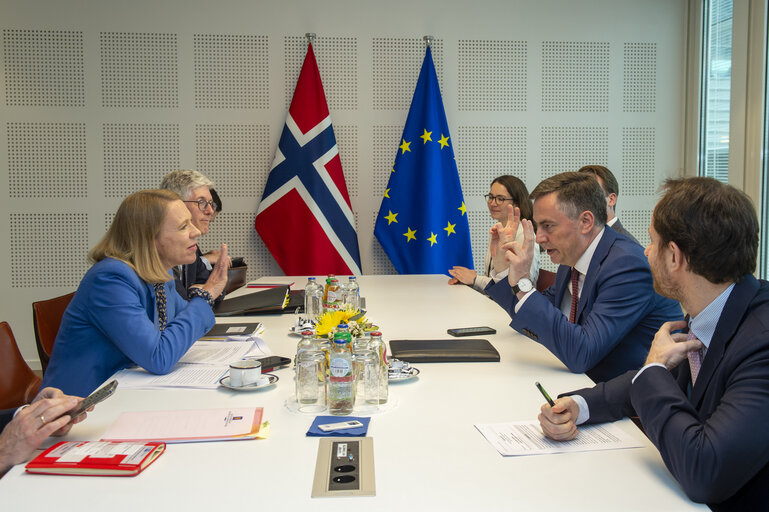 Fotografia 2: David McALLISTER meets with Anniken HUITFELDT, Norway's Minister of Foreign Affairs.