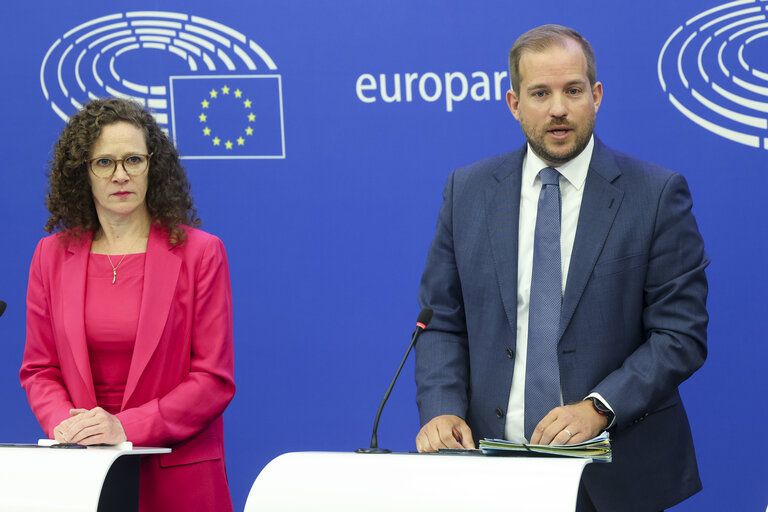 Photo 1: Press conference on the adoption of the PEGA Inquiry conclusions