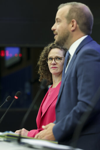 Photo 4: Press conference on the adoption of the PEGA Inquiry conclusions