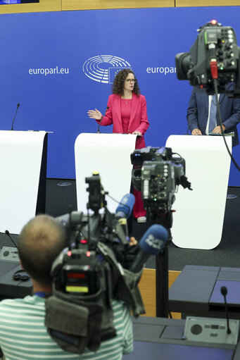 Photo 7: Press conference on the adoption of the PEGA Inquiry conclusions