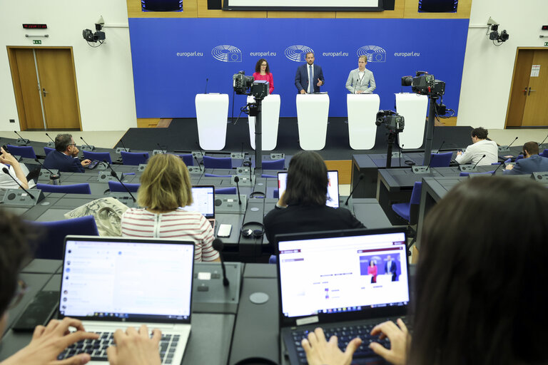 Photo 15: Press conference on the adoption of the PEGA Inquiry conclusions