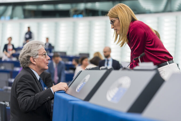 Photo 26 : EP Plenary session.- Voting session