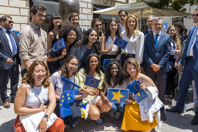 Zdjęcie 1: Official visit by Roberta METSOLA, EP President to Portugal - Interaction with Young People