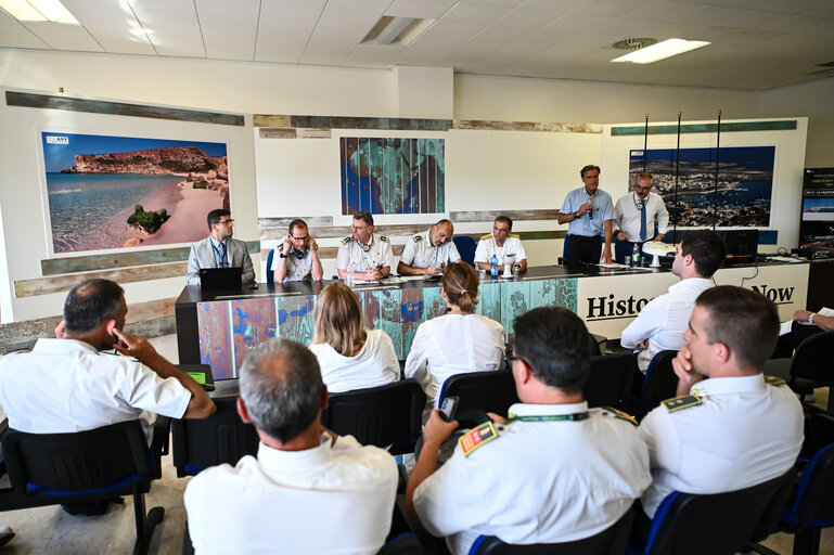 Zdjęcie 21: Committee on CIvil Liberties, Justice and Home Affairs - Mission on Search And Rescue in Lampedusa (Sicily),  Italy, 19-22 June 2023 - Exchange of views with relevant maritime SAR authorities (Guardia Costiera, Guardia di Finanza, Frontex)