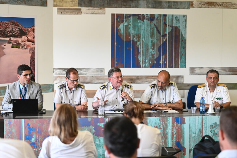 Zdjęcie 19: Committee on CIvil Liberties, Justice and Home Affairs - Mission on Search And Rescue in Lampedusa (Sicily),  Italy, 19-22 June 2023 - Exchange of views with relevant maritime SAR authorities (Guardia Costiera, Guardia di Finanza, Frontex)