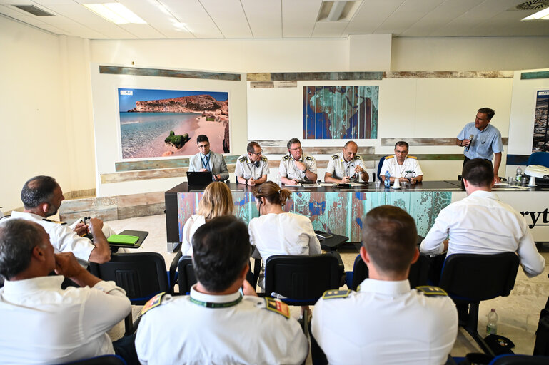 Zdjęcie 22: Committee on CIvil Liberties, Justice and Home Affairs - Mission on Search And Rescue in Lampedusa (Sicily),  Italy, 19-22 June 2023 - Exchange of views with relevant maritime SAR authorities (Guardia Costiera, Guardia di Finanza, Frontex)