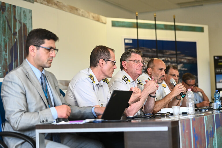 Zdjęcie 18: Committee on CIvil Liberties, Justice and Home Affairs - Mission on Search And Rescue in Lampedusa (Sicily),  Italy, 19-22 June 2023 - Exchange of views with relevant maritime SAR authorities (Guardia Costiera, Guardia di Finanza, Frontex)