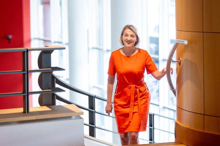 Fotografia 9: Evelyn REGNER and her team in the EP in Brussels