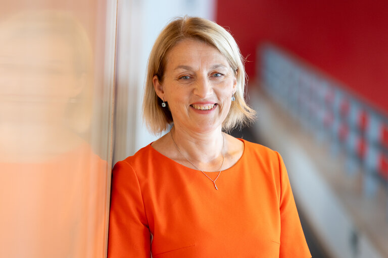 Fotografia 10: Evelyn REGNER and her team in the EP in Brussels