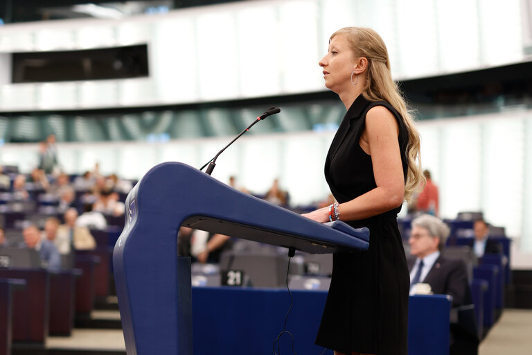 Photo 8: EP Plenary session - European chips act