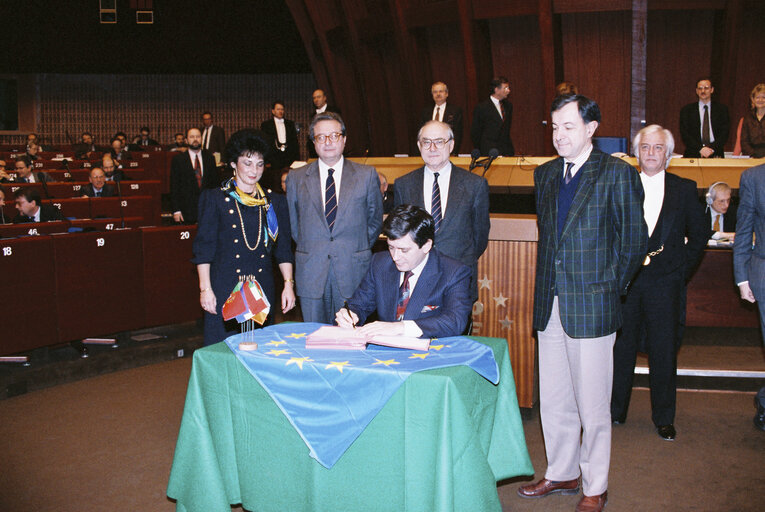 Fotografija 1: Signing ceremony in the hemicycle for the 1991 European budget in Strasbourg