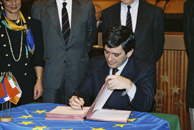 Fotografija 2: Signing ceremony in the hemicycle for the 1991 European budget in Strasbourg