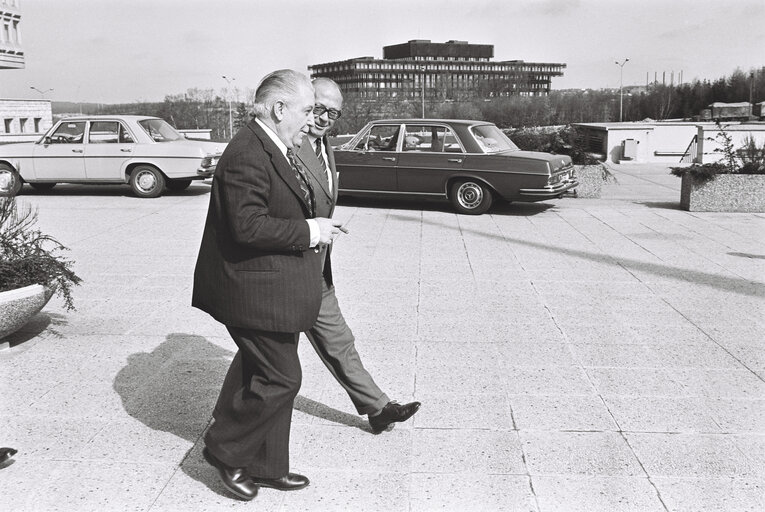 EP Secretary General Georges SPENALE, EP President, Hans NORD and Christian de la MALENE chat ahead of a European Council (Luxembourg Summit 1976), in Luxembourg, April 1-2, 1976