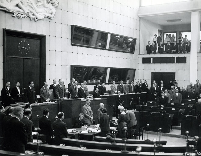 Fotografi 3: Members of the Parliament observe a minute of silence during a plenary session at the European Parliament in Strasbourg, France, June 14, 1965