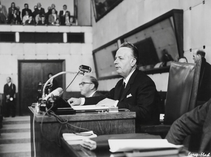 Fotografie 4: Henri Moreau de, Melen during a plenary session in Strasbourg, September 24, 1965