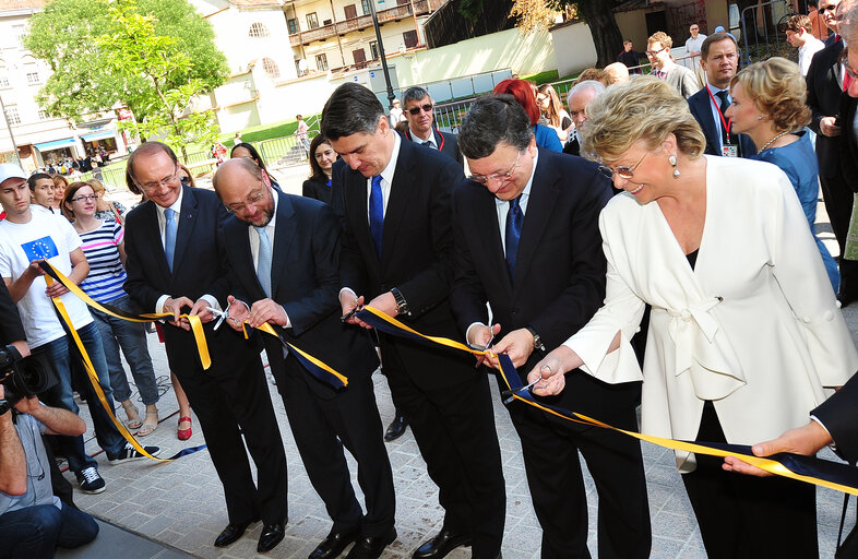 Fotografia 13: Viviane Reding, Jose Manuel Barroso, Zoran Milanovic and Martin Schulz, all cutting the inaugural ribbon of the House of Europe in Zagreb (in the foreground, from right to left)