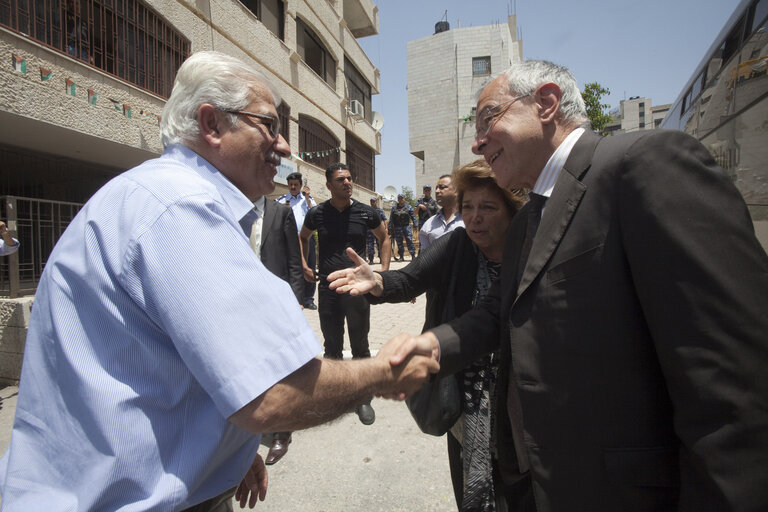 Foto 23: EP members pay a visit to the Qalandia checkpoint near the West Bank city of Ramallah and at the Palestinian Authority's Prime Minister Office