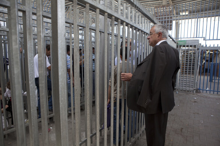 Foto 22: EP members pay a visit to the Qalandia checkpoint near the West Bank city of Ramallah and at the Palestinian Authority's Prime Minister Office