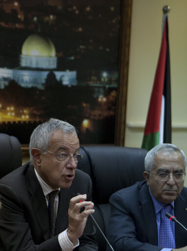 Foto 20: EP members pay a visit to the Qalandia checkpoint near the West Bank city of Ramallah and at the Palestinian Authority's Prime Minister Office