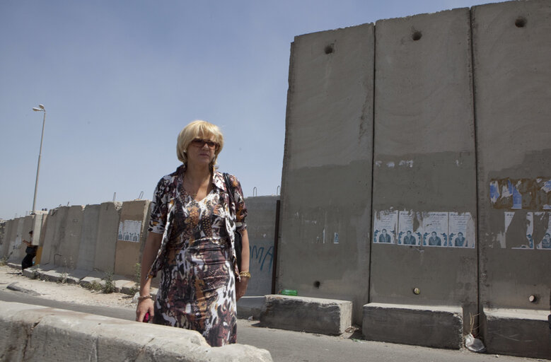 Fotagrafa 35: MEP Corina Cretu from Romania stands by the separation barrier wall Israel built at the Qalandia checkpoint near the West Bank city of Ramallah