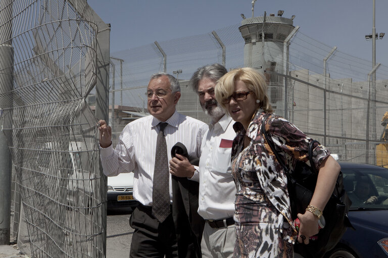 Foto 17: EP members pay a visit to the Qalandia checkpoint near the West Bank city of Ramallah and at the Palestinian Authority's Prime Minister Office