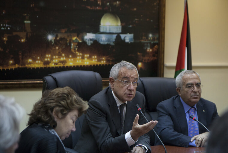 Fotagrafa 16: EP members pay a visit to the Qalandia checkpoint near the West Bank city of Ramallah and at the Palestinian Authority's Prime Minister Office