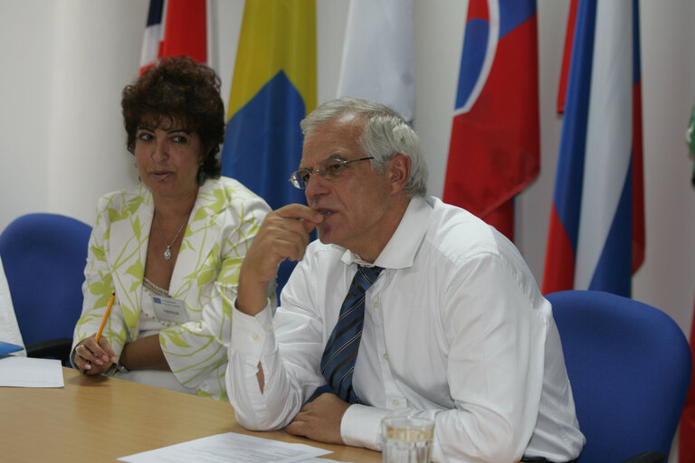 Valokuva 13: Josep Borrell Fontelles, EP President meets with Moroccan NGO staff in Rabat during his official visit to Morocco, September 15, 2005.