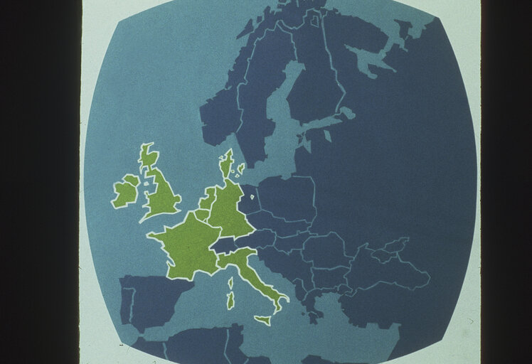 Fotografija 38: Map of Europe in 1981- EP Illustration - Europe map by Country graphical vieuw -EP illustrative color Slide covering the different European themes and work