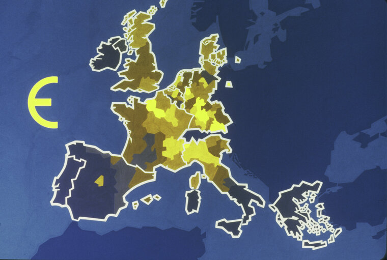 Fotografija 44: Map of Europe in 1986 -EP illustrative color Slide covering the different European themes and work