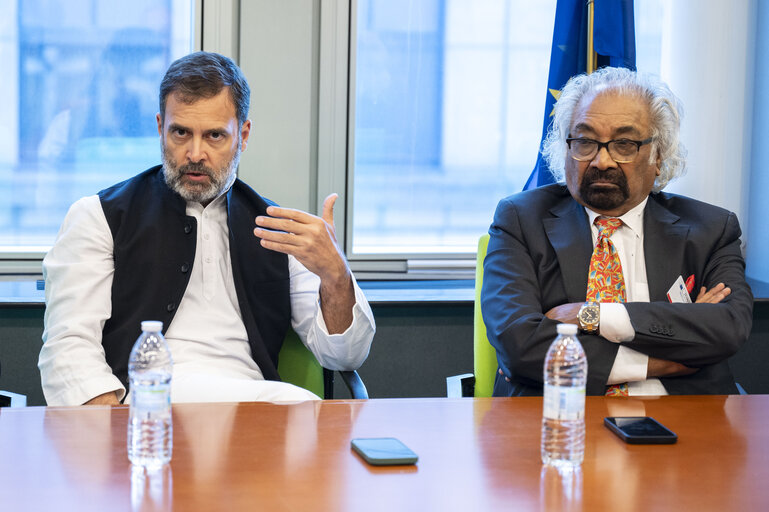 Photo 1 : Roundtable discussion with Rahul Ghandi