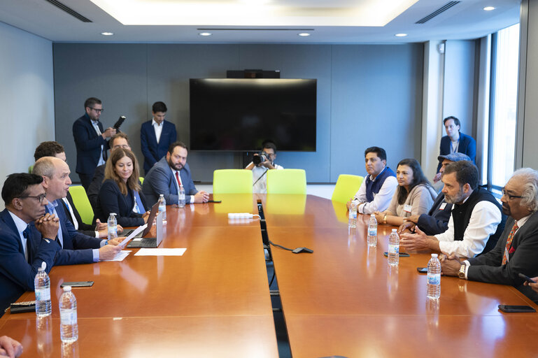 Photo 12 : Roundtable discussion with Rahul Ghandi