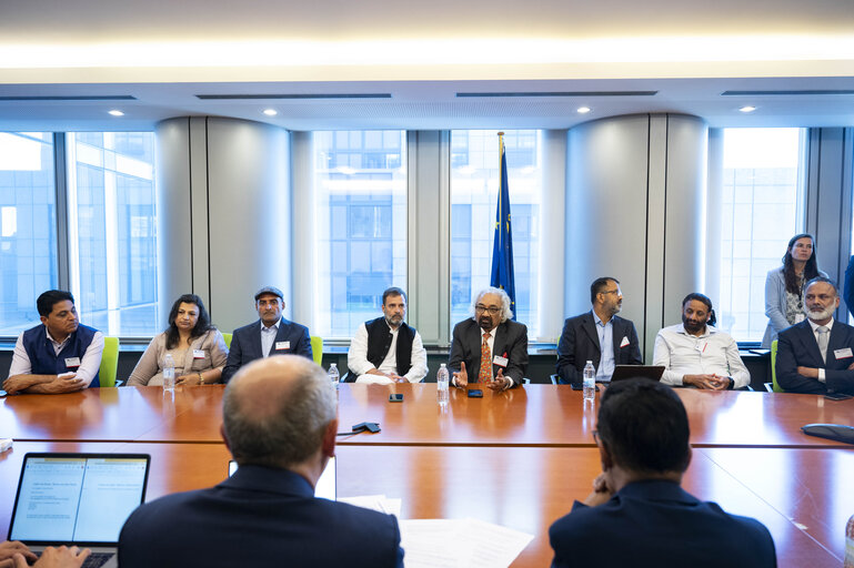 Photo 6 : Roundtable discussion with Rahul Ghandi