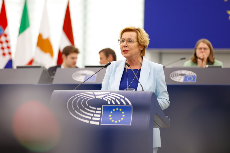 EP Plenary session - Topical debate - Reviewing the protection status of wolves and other large carnivores in the EU
