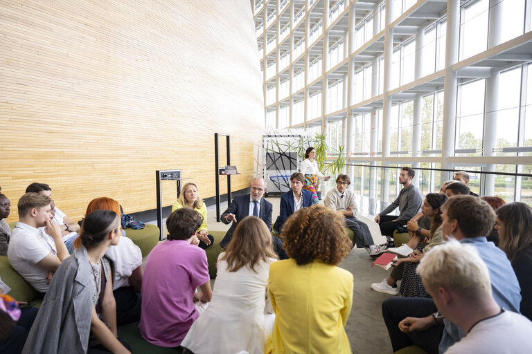 Foto 1: Jaume DUCH meets with influencers