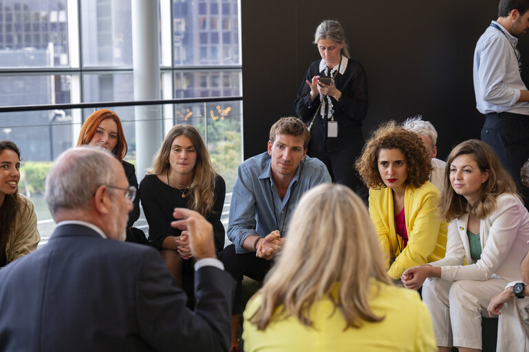 Foto 6: Jaume DUCH meets with influencers