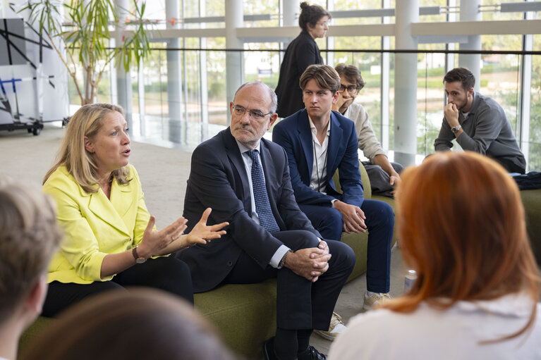Foto 8: Jaume DUCH meets with influencers