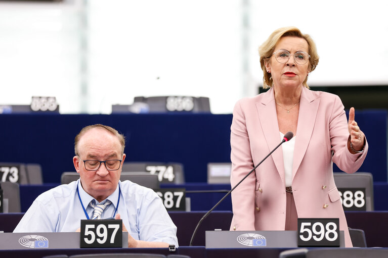 Photo 16: EP Plenary session - Commission statement - Corrupt large-scale sale of Schengen visas