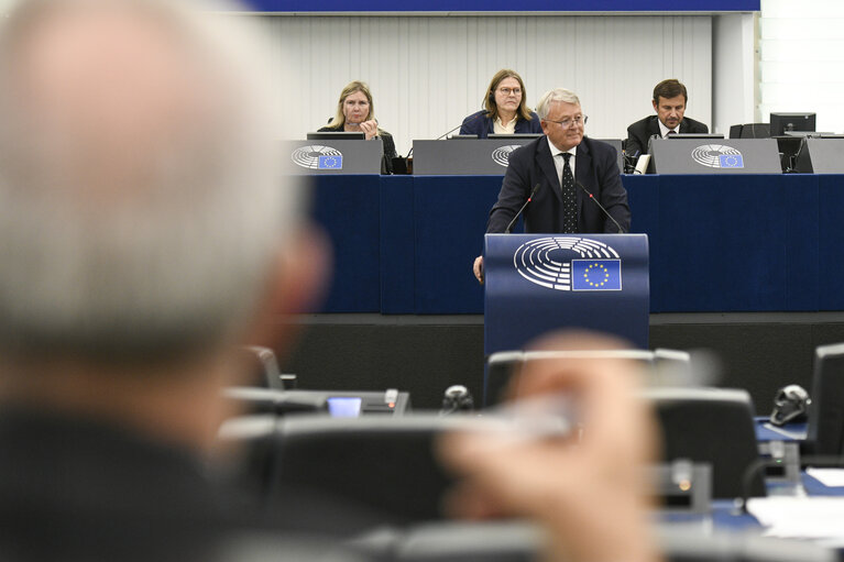 Fotografia 11: EP Plenary session - Topical debate- Decent housing for all