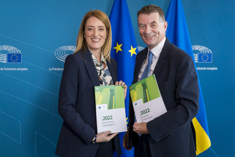 Fotogrāfija 2: Handing over the ECA 2022 Annual Report